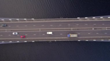 Araçlar Köprüden Geçerek Nehirden Geçiyor