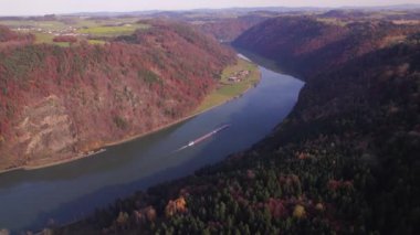 Güz Nehri Boyunca Yük ve Malzeme Taşıma Nehrindeki Kargo Teknesi