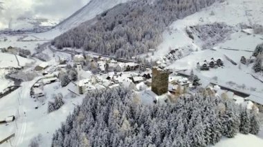 İsviçre 'de kışın kar yağışlı Hospental VIllage