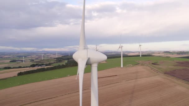 Close Luchtfoto Van Een Windturbine Die Hernieuwbare Energie Genereert — Stockvideo