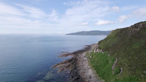 美しい山々とスコットランドの聖なる島の海岸に沿って飛ぶ — ストック動画