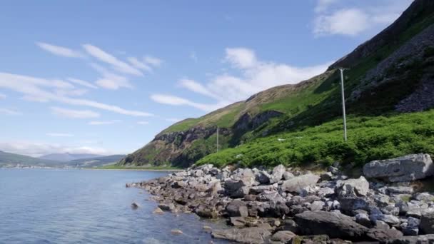 Volando Largo Costa Isla Santa Escocia Con Hermosas Montañas — Vídeo de stock