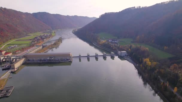 Staudamm Eines Wasserkraftwerks Aus Der Luft — Stockvideo