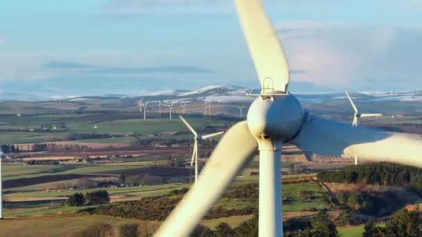 Windturbine Bij Zonsondergang Hernieuwbare Energie Opwekken — Stockvideo