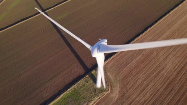 田舎で再生可能エネルギー発電を行う風力タービン — ストック動画