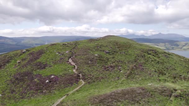 Święta Wyspa Szkocji Górskim Przybrzeżnym Krajobrazem — Wideo stockowe