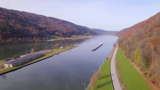 沿河运送货物及货物的河运货轮 — 图库视频影像