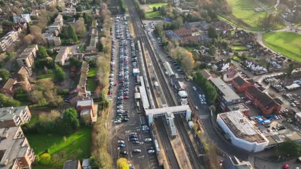 Treno Pendolare Partenza Una Stazione Ferroviaria Nel Regno Unito — Video Stock