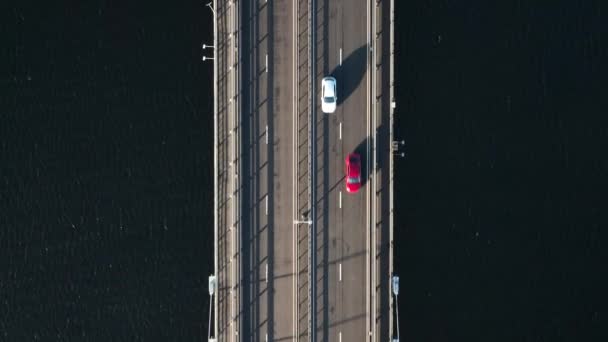 Les Véhicules Franchissant Câble Suspendu Bloquent Pont Ralenti — Video