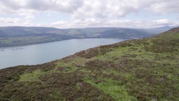 山岳と海岸の風景を持つスコットランドの聖なる島 — ストック動画