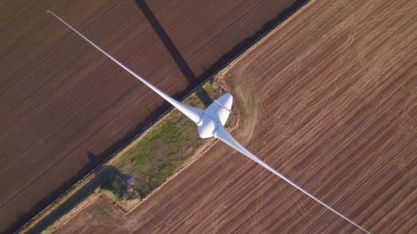 再生可能エネルギーを生み出す陸上風力タービン — ストック動画