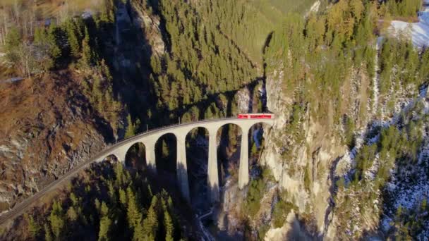 Train Suisse Passant Sur Viaduc Landwasser — Video