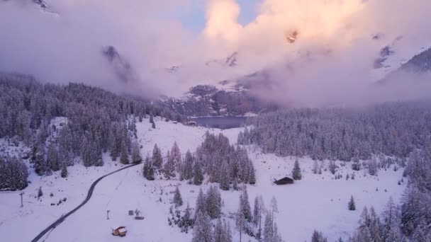 Lago Oeschinen Suiza Sunset High Las Montañas Nevadas Nebulosas — Vídeo de stock