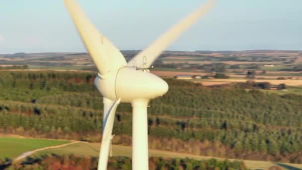 Turbina Eólica Atardecer Generando Energía Renovable — Vídeo de stock