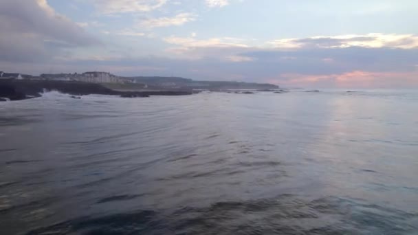 Ocean Waves Crashen Tegen Rotsachtige Oevers Van Kustlijn — Stockvideo
