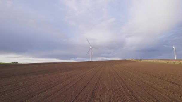 Een Windturbine Aan Land Die Hernieuwbare Energie Opwekt — Stockvideo