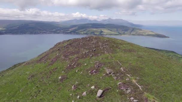 山岳と海岸の風景を持つスコットランドの聖なる島 — ストック動画