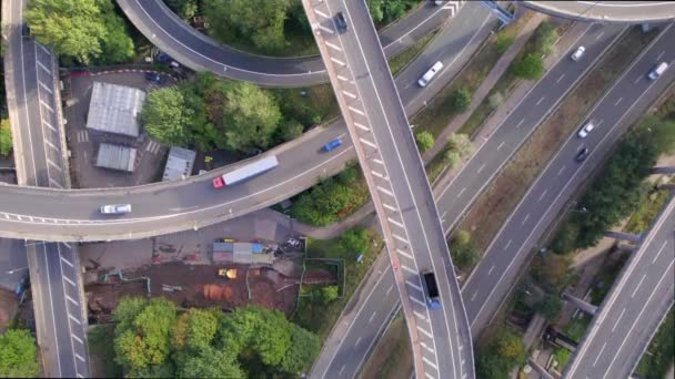 Fahrzeuge Auf Einer Spaghetti Kreuzung Aus Der Vogelperspektive — Stockvideo