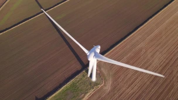 田舎で再生可能エネルギー発電を行う風力タービン — ストック動画