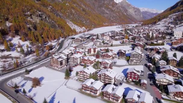 冬の空中風景の中にスイスのタスキー村 — ストック動画