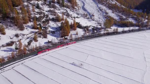 Sněžný Vlak Švýcarsku Zvyklý Kyvadlovou Dopravu Cestujících Lyžařů Lyžařských Středisek — Stock video