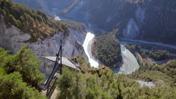 Wanderer Blicken Von Einer Aussichtsplattform Auf Ruinaulta Der Schweiz — Stockvideo