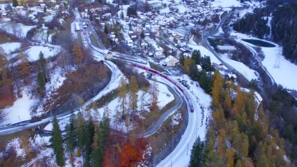 Treno Svizzera Partenza Villaggio Trasporto Turisti Pendolari — Video Stock