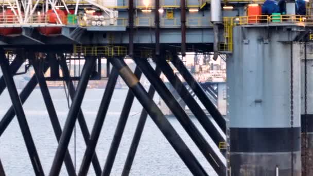 石油和天然气钻井平台的近景 — 图库视频影像
