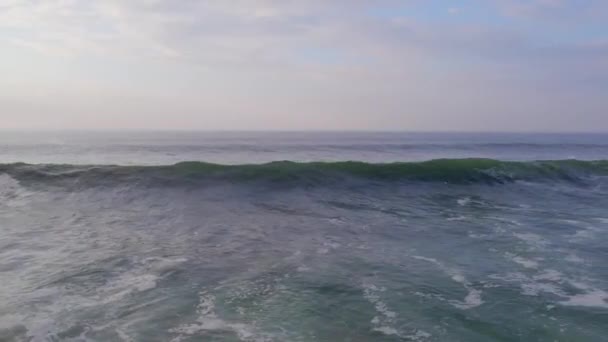 Ocean Waves Får Höjd Och Makt När Närmar Sig Stranden — Stockvideo