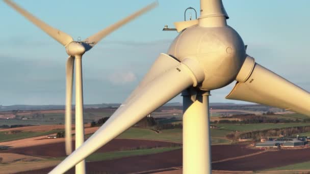 Větrné Turbíny Při Západu Slunce Generující Obnovitelnou Energii — Stock video