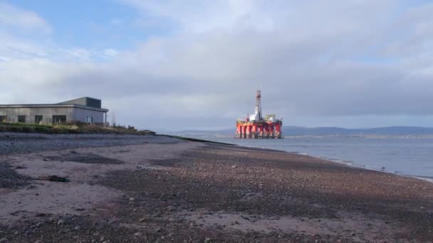 克罗玛蒂苏格兰海岸外的石油和天然气钻井平台 — 图库视频影像
