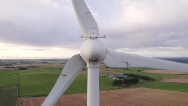 Rüzgar Türbini Kırsalda Yenilenebilir Yeşil Güç Oluşturuyor — Stok video