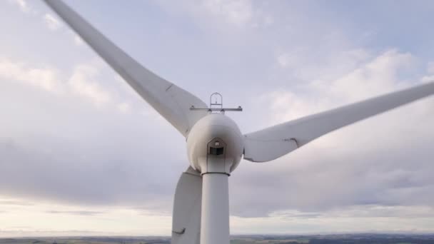 Une Éolienne Terrestre Générant Énergie Renouvelable — Video