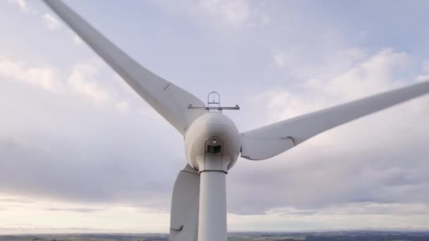 Uma Turbina Eólica Onshore Que Gera Energia Renovável — Vídeo de Stock