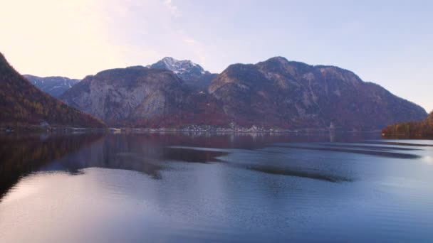 Voando Sobre Lago Para Cidade Hallstatt Áustria — Vídeo de Stock