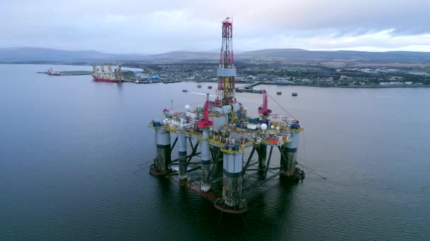 海上に設置された石油 ガス掘削プラットフォーム — ストック動画