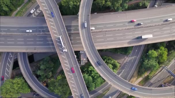 スパゲティインターチェンジでの車の運転鳥の目の空中ビュー — ストック動画