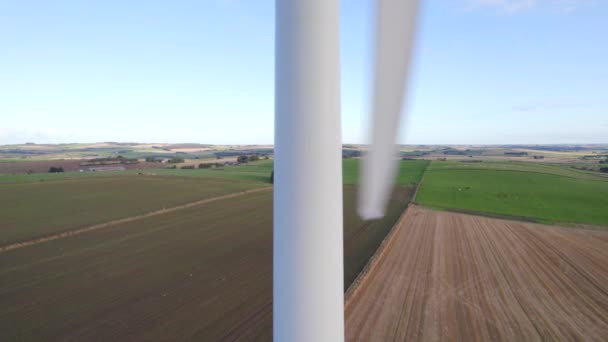 Una Turbina Eólica Tierra Que Genera Energía Renovable — Vídeo de stock