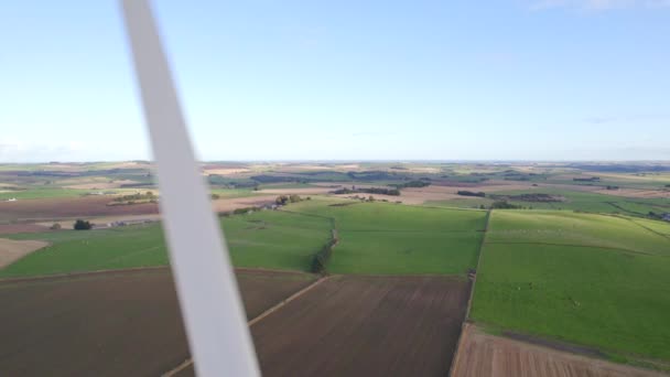 風力タービンの空中展望を閉じて再生可能エネルギーを生み出す — ストック動画
