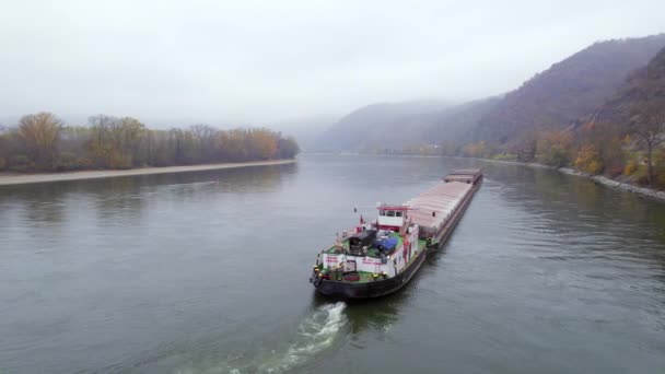 Empujador Carga Una Mañana Brumosa Río Danubio — Vídeo de stock
