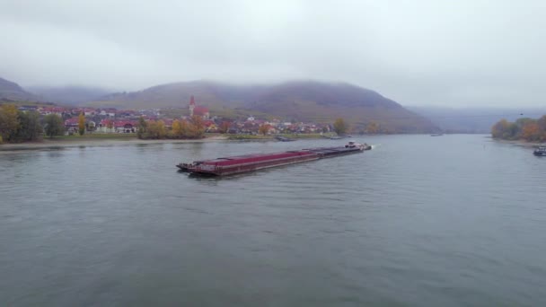 Cargo Pusher Boat Foggy Πρωινό Στον Ποταμό Δούναβη — Αρχείο Βίντεο