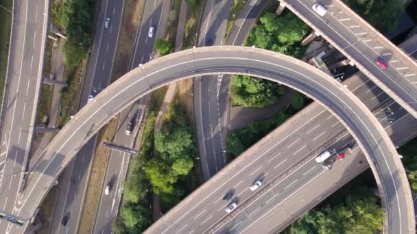 Fahrzeuge Die Auf Einem Spaghetti Autobahnsystem Fahren — Stockvideo