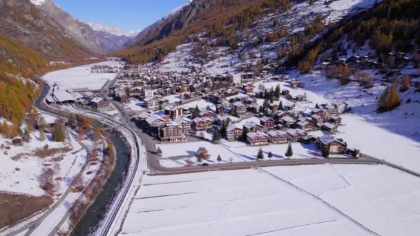 冬の空中風景の中にスイスのタスキー村 — ストック動画