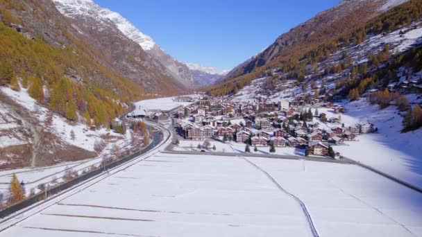 冬の空中風景の中にスイスのタスキー村 — ストック動画