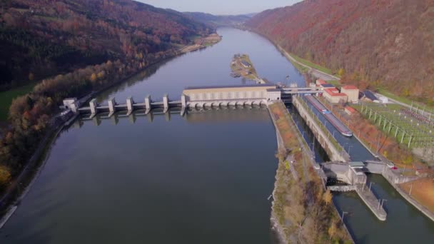 Staudamm Eines Wasserkraftwerks Aus Der Luft — Stockvideo
