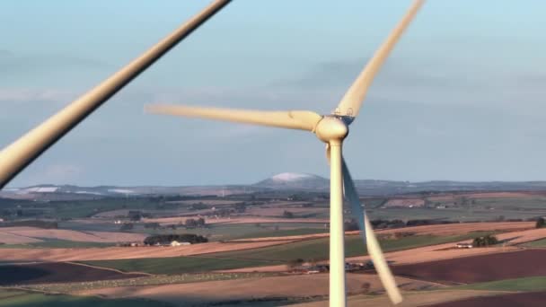 日落时风力发电机组可再生能源发电 — 图库视频影像