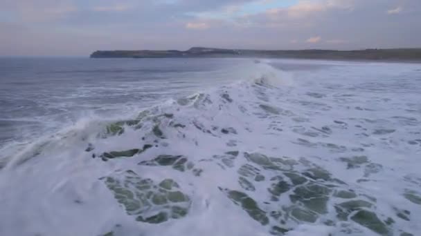 Meereswellen Schlagen Der Höhe Den Strand Ein — Stockvideo