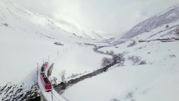 Snow Train Στην Ελβετία Χρησιμοποιείται Για Μεταφορά Επιβατών Και Σκιέρ — Αρχείο Βίντεο