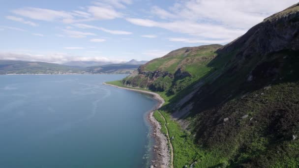 山岳と海岸の風景を持つスコットランドの聖なる島 — ストック動画