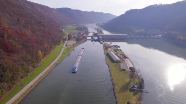 Frachtschieber Transportboot Auf Einem Fluss Der Fracht Und Güter Bewegt — Stockvideo
